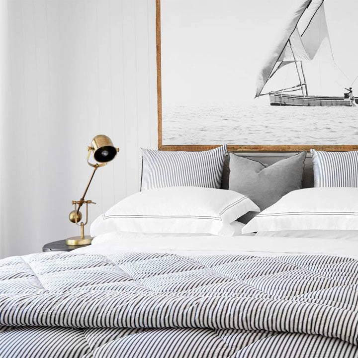 Classique flat sheet set with grey satin stitch