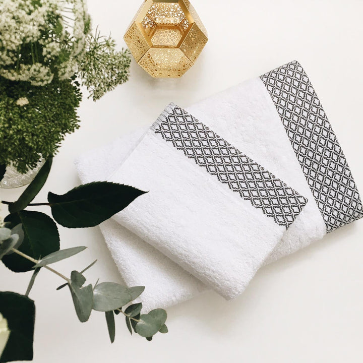 Cloud bath towel in white, view 3